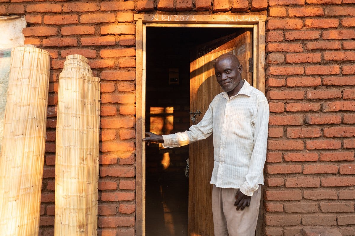 “Now we are very proud because we are receiving light every day. Every night until morning…Because there is light everywhere, you do everything freely…Now we are changed and delighted people.”

Read Goodwell's story 👉🏾 https://t.co/4NOnnm6mdL https://t.co/jkJ9mr21sq